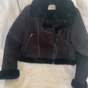 Jacka  - Säljer min nya jacka som är knappt använd 