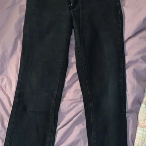 Svarta jeans - Lite lågmidjade o lite vida