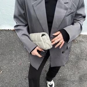 grå oversize kavaj  - Så snygg kavaj!! Har ingen användning av den tyvärr, prislapp kvar! 