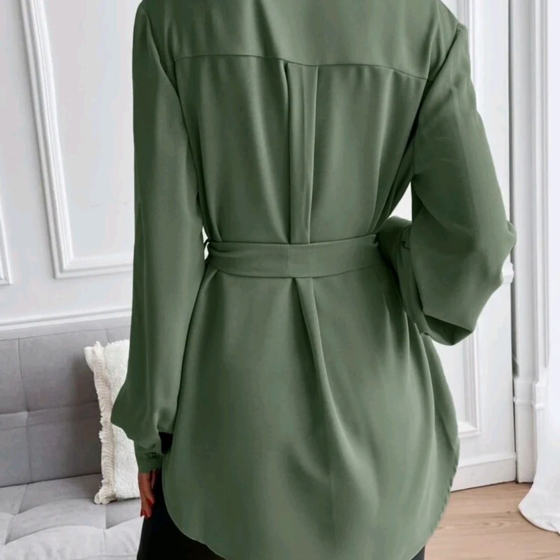 En skön tröja med knappar tillsammans med en bälte - 90