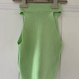 Grön topp - Fin grön topp som sitter tight på kroppen. Sitter högt i halsen och är kroppad. Ursnygg!