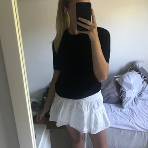 Vit kjol - Så fin vit slutsåld kjol med broderi från Zara, säljer då den inte kommer till användning. Den är helt ny och prislappen är kvar, i storlek M men passar även större och mindre storlekar då den har stretch ☺️ skickas med spårbar frakt för 49kr!