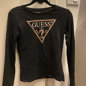 GUESS långärmad svart tröja, barn strl: 12 år - Märkesplagg i bra skick