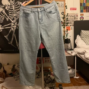 Jeans - Oversized jeans, dom sitter bra vid fötterna för dom är ganska breda
