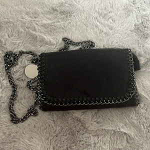 Väska - Superfin väska som inte kommer till användning, dem har används en gång. Inte äkta. KAN ÄVEN FRAKTAS