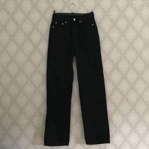 Vida/raka jeans från Weekday i modellen Rowe Extra High Staright. Väl använda och inte helt lika svart i färgen som de var innan utan en mer 