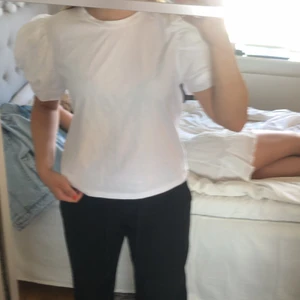 Tröja  - Vit puffärmad tröja som endast är använd en gång. Köpte från zara för 169 kr i storlek M💓