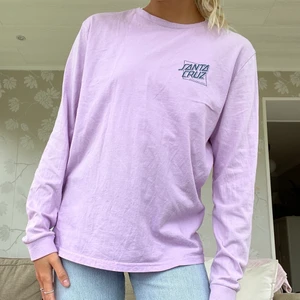 Långärmad T-shirt - Supercool långärmad t-shirt från Santa Cruz med tryck på ryggen!   Det står att det är storlek 10, vet inte exakt vad det motsvarar men den passar mig som brukar ha S i vanliga fall