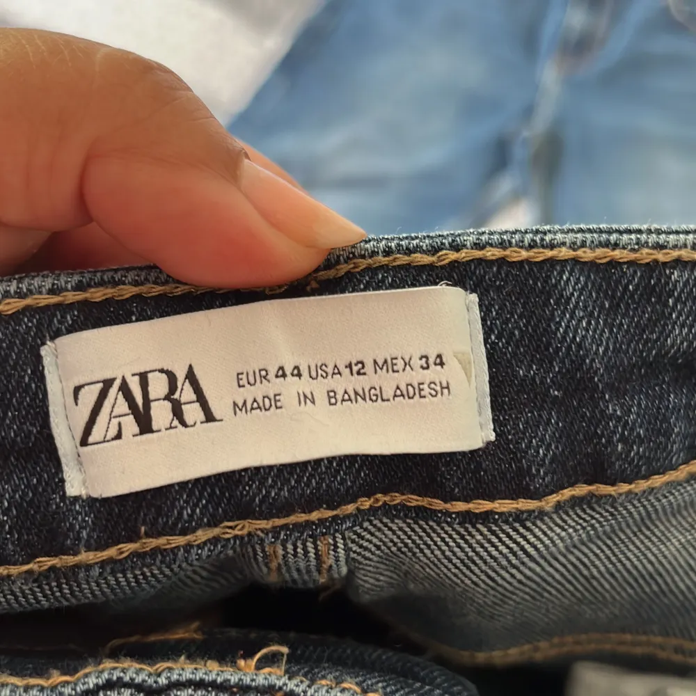 Hej! Säljer 2 st. jeans från Zara i stolekar 42 & 44 (EU). Båda i jättebra skick nästan som nya! ♥️. Jeans & Byxor.