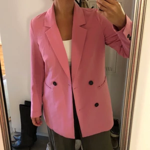 Rosa kavaj  - Rosa kavaj, saknar tyvärr en knapp men inget som ser konstigt ut. Går att sy till knapp. 