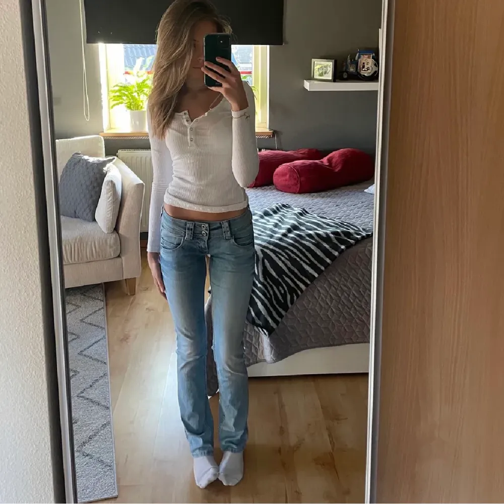 Fina lågmidjade jeans från märket pepe jeans! Lagt ute innan men råkat skriva fel storlek. Fint skick i stl w25 l32, bud från 400 eller köp direkt för 500💓. Jeans & Byxor.