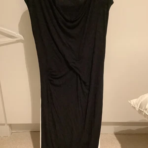 Klänning Lindex small, draperad fram.  - Klänning Lindex small med drapering midja och framme vid bröstet. 10 kr   Fri frakt. Samfraktar om man säger till i förväg. Har ett konto till. 