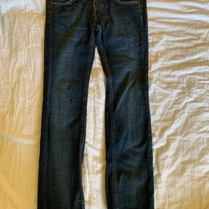 Low Waist Jeans - Säljer mina super vackra jeans jag ej har använt eftersom de är för små vid höfterna och rumpan, köpta second hand.  De sitter bootcut och ganska lågt! ANVÄND EJ ”KÖP NU” !!