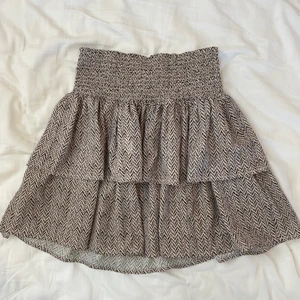 Volangkjol - Kort volangkjol med resår i midjan. Passar XS/S