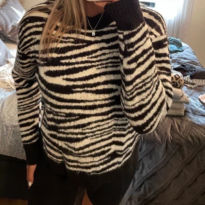 Zebra mönstrad tröja  - ❣️