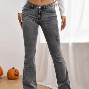 Lågmidjade jeans  - Svarta stentvättade Lågmidjade jeans i fint skick, använda ett fåtal gånger.  