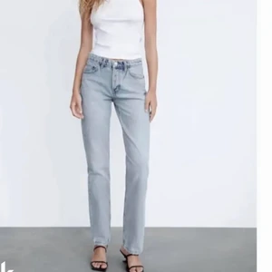 Zara jeans mid rise straight - Skitsnygga o populära jeans från zara som inte säljs längre! Säljer eftersom de är lite för stora för mig🤍 köparen står för frakt