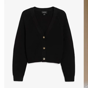 Kofta från monki  - Säljer denna svarta kofta från monki i storlek xs, använd några gånger💗