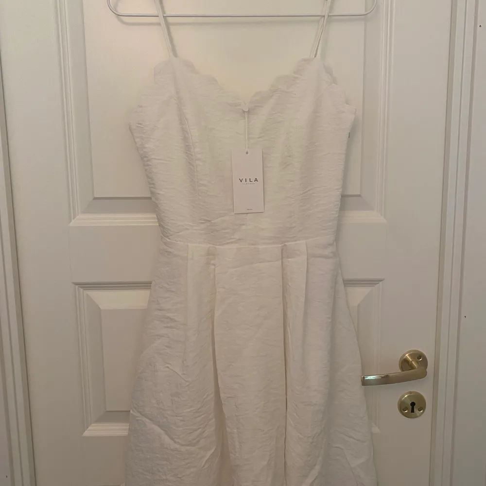 En helt ny vit klänning från VILA!! Köpt för 450kr! Säljer för endast 225kr! Passar perfekt som student klänning!🫶🏼. Klänningar.