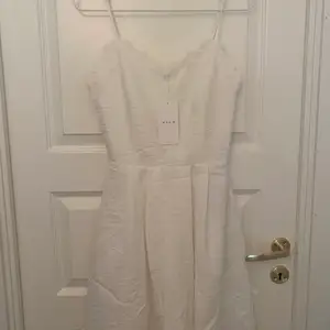 En helt ny vit klänning från VILA!! Köpt för 450kr! Säljer för endast 225kr! Passar perfekt som student klänning!🫶🏼
