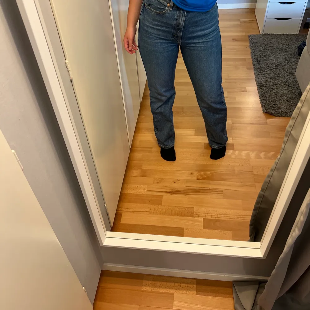 Jätte fina jeans som knappt är använda från weekday! Dom är raka i modellen🫶🏻💗. Jeans & Byxor.