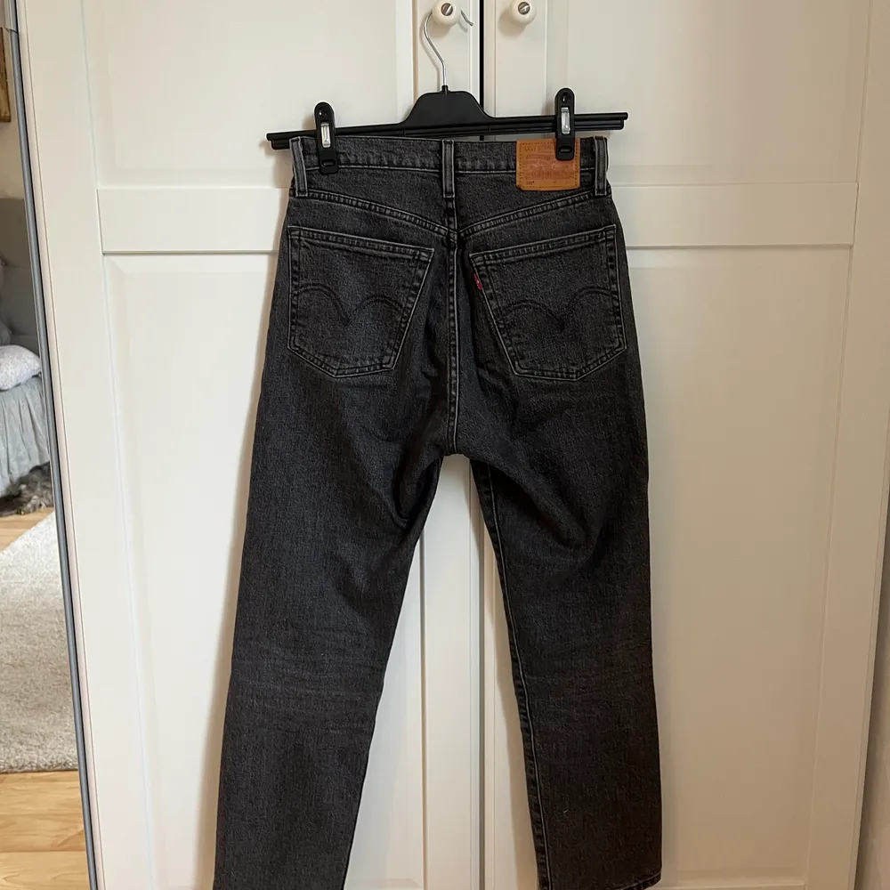 Mörkgrå hyfsat lågmidjade Levi’s jeans i fint skick. . Jeans & Byxor.