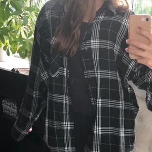 Flanell skjorta  - Svart vit flanell skjorta från hm i storlek XS.  Bra skick!