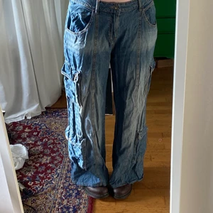 Jeans - Jeans i tunnare material. Flera fickor och väldigt baggy. Insydda till att passa mig med W29. Köpta från Jaded London. Osäker på om skärpet som kom med finns, skickar såklart med det också om jag hittar det! ☺️