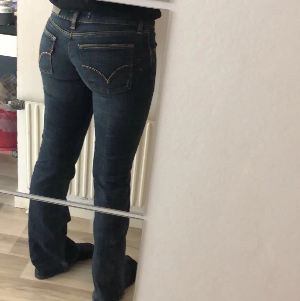 Skitsnygga jeans som tyvärr är för tajta för mig. Lowwaist. Är man 165-169 ish så går byxorna över skorna. Jättefint skick.  TRYCK EJ PÅ KÖP DIREKT. Jeans & Byxor.