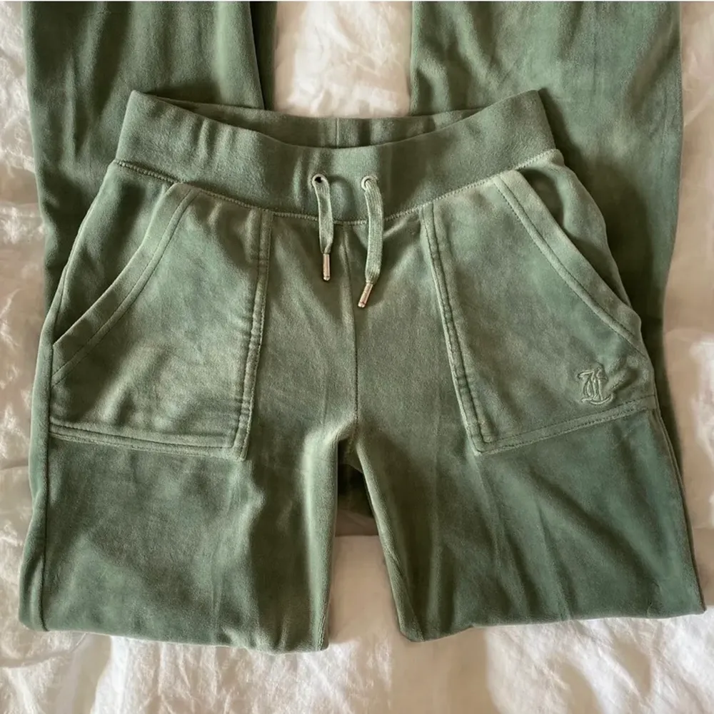 Vill någon byta dessa ljus gröna juciy byxor mot ett par rosa juciy byxor?💕. Jeans & Byxor.