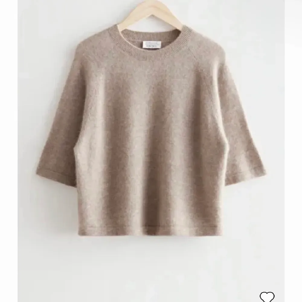 En helt oanvända stickad tröja från & other stories, nypris 590kr säljer för 350kr. I storlek s  KÖP INTE DIREKT!. Stickat.