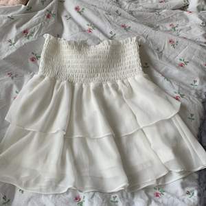 Jättefin vit volang kjol från chelsea som aldrig är använd❤️ köptes för 449kr❤️