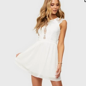 Klänning - Klänning från Nelly. Använd en gång på studenten så i bra skick! Köpt för 500 ungefär 