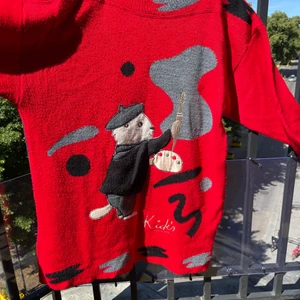 Röd tjocktröja - Röd tjocktröja med tryck. Ganska sliten och därav priset, men annars väldigt fin:)