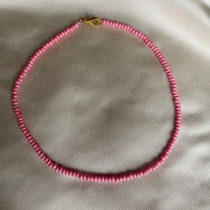 Rosa pärlhalsband - Ett rosa pårlhalsband! Gör de själv så helt oanvänd, och i super bra skick! Frakten är 15kr och det skickas med frimärke💗 Storleken är helt valfritt! Är ni intresserade av mer så kan ni kolla min Instagram @parlans_design :) betalas med swish💸
