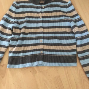 Randig tröja M/L - Kort randig tröja med piké krage, ej använd