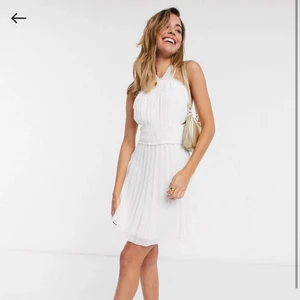 Klänning - Använd 1 gång helt slutsåld klänning från asos! Superfin och somrig. Nypris 550 kr 