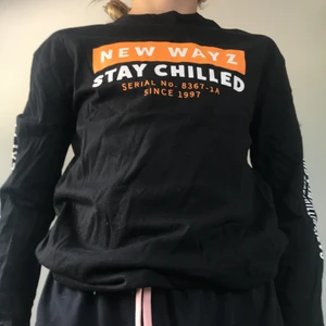 Jag säljer detta två pack med huvtröjor! - Jag säljer detta två pack med huvtröjor för att dom är för små!