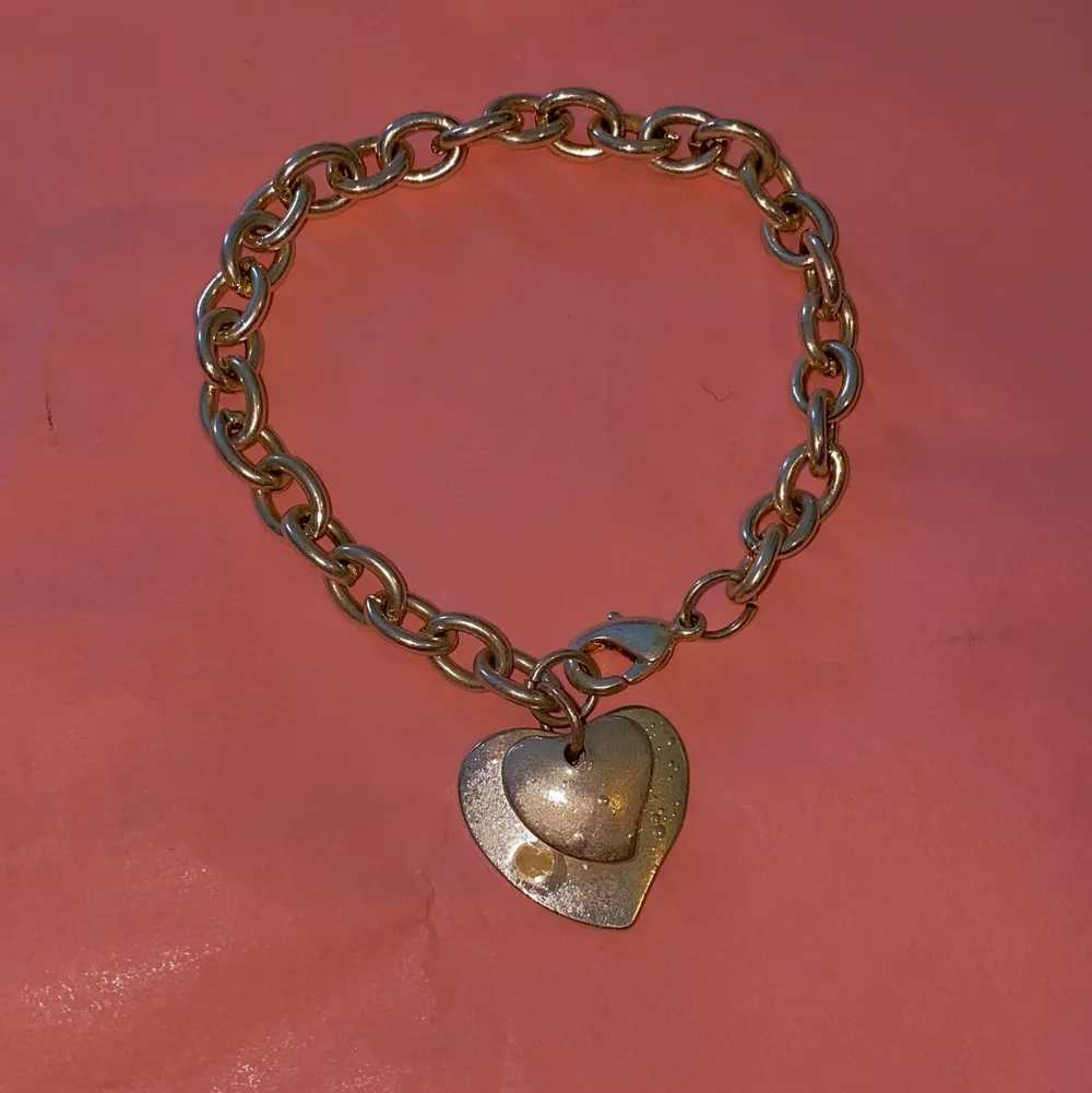 Silver kedje armband med hjärtan som aldrig används, frakt: 15kr. Accessoarer.