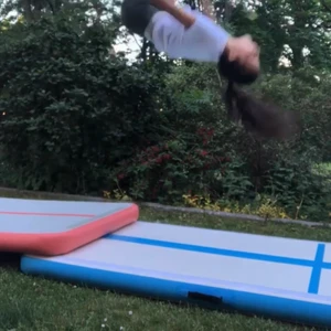 Airtrack 3m - Säljer denna airtracken från gymplay. Den fungerar superbra och endast använd ett fåtal gånger. Pump och väska ingår. 3x2mx10cm. Hör av dig vid minsta frågor!💕