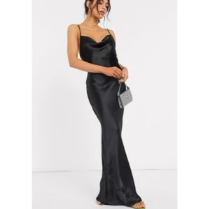 Svart satinklänning - En helt jättefin oanvänd satinklänning från ASOS i storlek 38. Köpt för 559kr och säljes för 300.