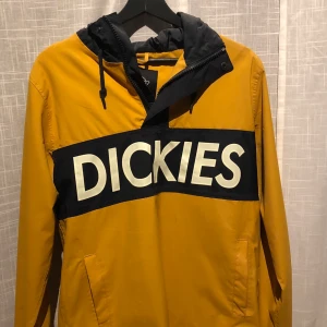 Dickies jacka  - Använd fåtal gånger, nyskick, köptes för 1000. Storlek x-small men passar mer som small/medium