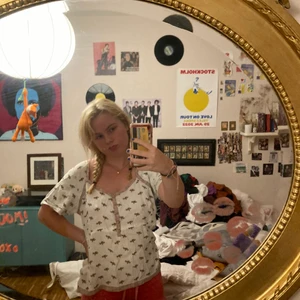 Blus  - Söt och luftig blus. Aldrig användts. Skriv privat för fler frågor/bilder! Köparen står för frakten<3