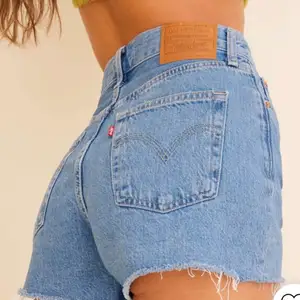 Säljer mina snygga levis shorts! Super sköna o i bra skick! Orginalpris är 649kr mitt pris är 150kr (jag är 165 o har strlk 34 i jeans) kom privat för fler bilder💘