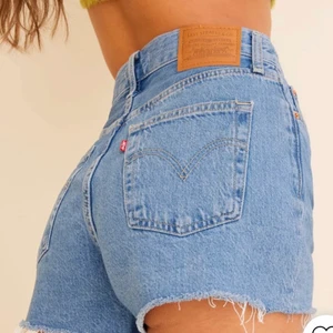 LEVI’S SHORTS - Säljer mina snygga levis shorts! Super sköna o i bra skick! Orginalpris är 649kr mitt pris är 150kr (jag är 165 o har strlk 34 i jeans) kom privat för fler bilder💘