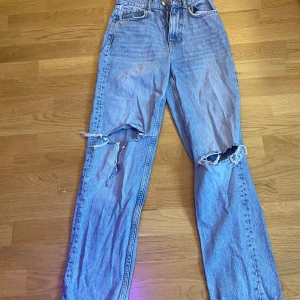 blåa jeans med hål i benen! - dessa jeans är i bra skick bara att dom är lite spruckna i ena knät. därför säljer jag som för lite billigare än vad jag egentligen skulle sälja dom för. 150kr+frakt👌🏻