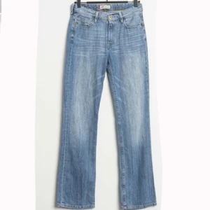 Levis jeans  - Lågmidjade 627 levis jeans. Intressekoll så inte säker om jag vill sälja. Storlek M men passar S också! Har ej bild på mig i de då de är för små i midjan för mig