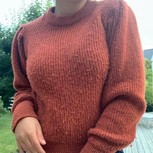 Stickad tröja från Gina - Fin stickad tröja från Gina Tricot. Mjuk och  härlig som är perfekt till hösten😍 Säljer då den inte passar längre. -köpare står för frakt💕