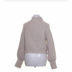 Beige stickad tröja  - En beige stickad tröja från Pernilla Wahlgrens kollektion, superskön och snygg💛Säljer på grund av att den tyvärr inte kommer till användning längre:/