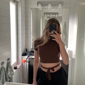 Topp - Lite festlig topp med halft öppen rygg 